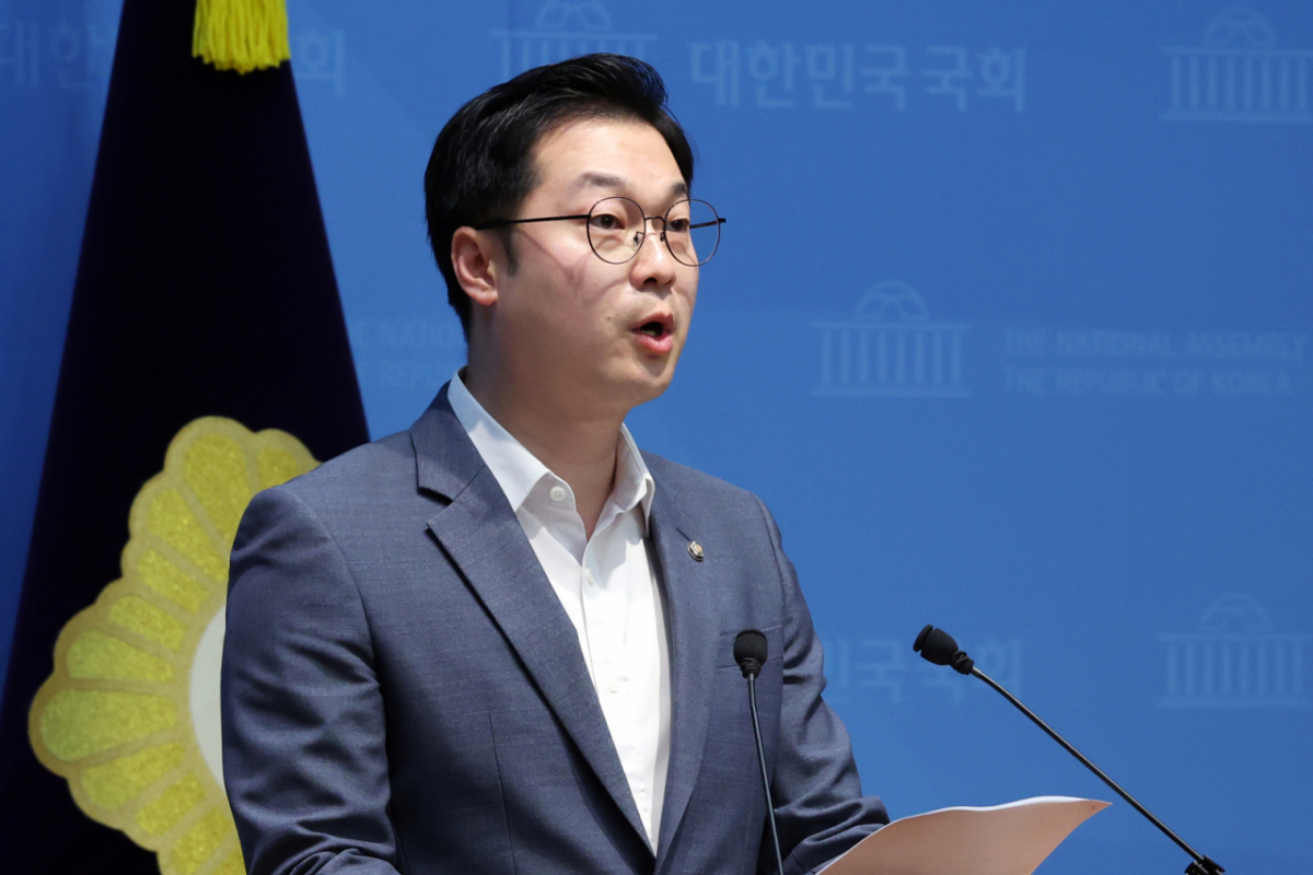 김동아 더불어민주당 의원이 지난 6일 오후 서울 여의도 국회 소통관에서 한동훈 무소속 의원 고발 기자회견을 하고 있다. 김 의원은 김승원 법무부 장관 후보자의 '신약 청탁 의혹'을 제기하며 한 의원이 공개한 녹취 등의 입수 경위가 불법이라며 고위공직자범주수사처에 고발한다고 밝혔다. /사진=뉴스1.
