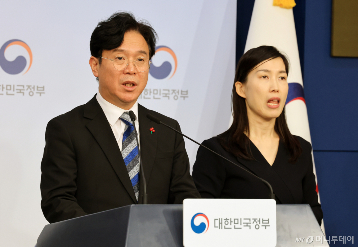 (서울=뉴스1) 임세영 기자 = 김영훈 고용노동부 장관이 13일 서울 종로구 정부서울청사 별관 브리핑실에서 고용노동부-경제사회노동위원회-중앙노동위원회 정책간담회 사후 브리핑을 하고 있다. 2026.1.13/뉴스1 Copyright © 뉴스1. All rights reserved. 무단 전재 및 재배포, AI학습 이용 금지. /사진=(서울=뉴스1) 임세영 기자