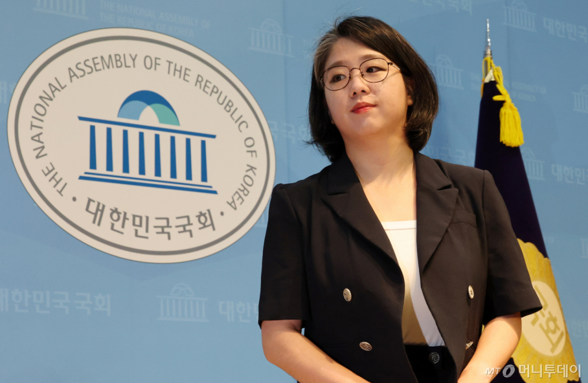 (서울=뉴스1) 박세연 기자 = 용혜인 성평등가족부 장관 후보자가 13일 서울 여의도 국회 소통관에서 사퇴 발표 기자회견을 마친 후 나서고 있다. 2026.9.13/뉴스1 Copyright © 뉴스1. All rights reserved. 무단 전재 및 재배포, AI학습 이용 금지. /사진=(서울=뉴스1) 박세연 기자