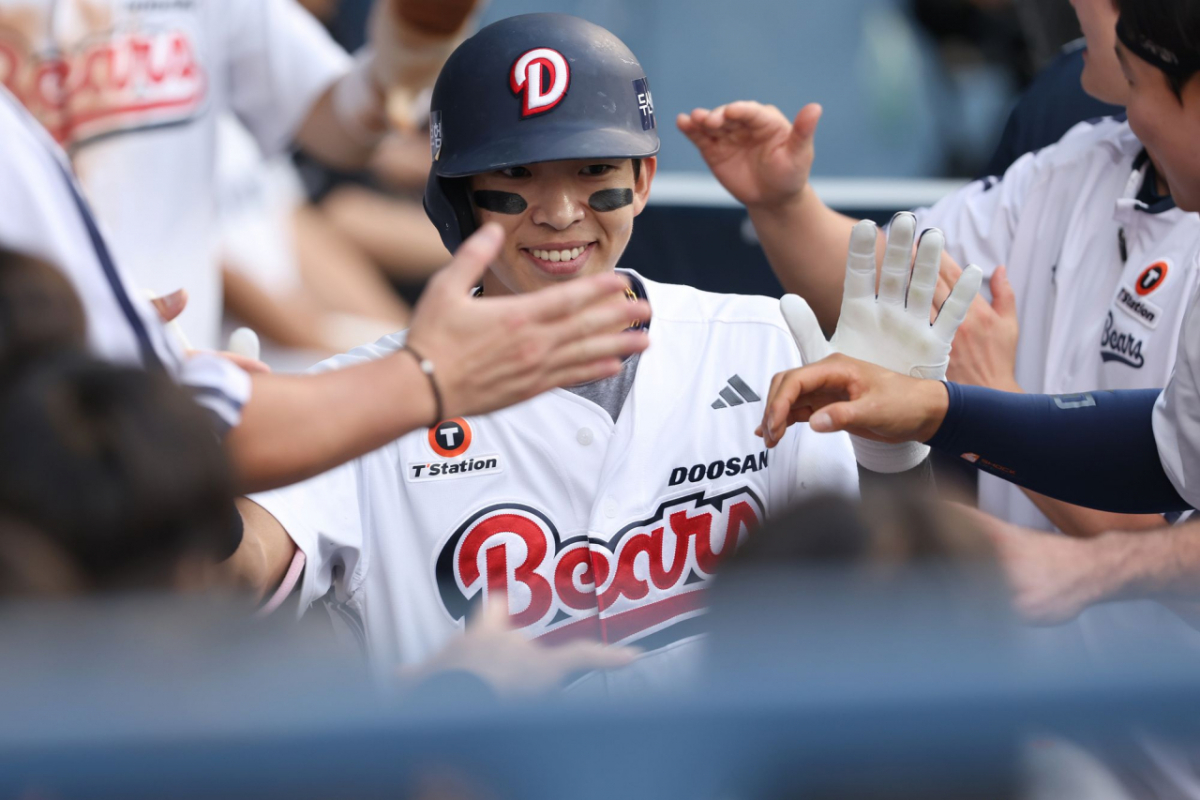 김민석이 13일 서울 잠실구장에서 열린 NC 다이노스와 홈 경기에서 3회 투런포를 터트린 뒤 더그아웃에서 동료들과 기쁨을 함께하고 있다. /사진=두산 베어스 제공