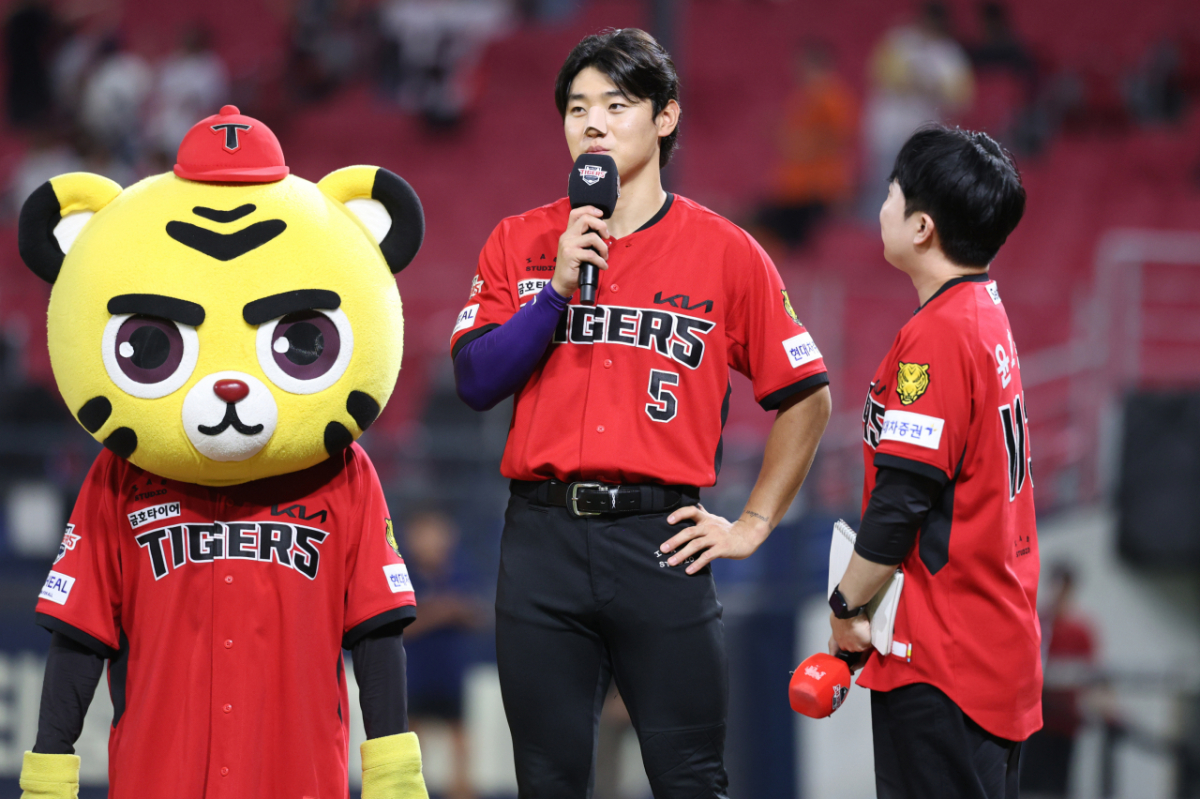13일 광주-KIA 챔피언스필드에서 KIA 타이거즈와 한화 이글스가 맞대결을 펼쳤다. KIA 타이거즈 내야수 김도영(가운데)의 모습. /사진=KIA 타이거즈 제공