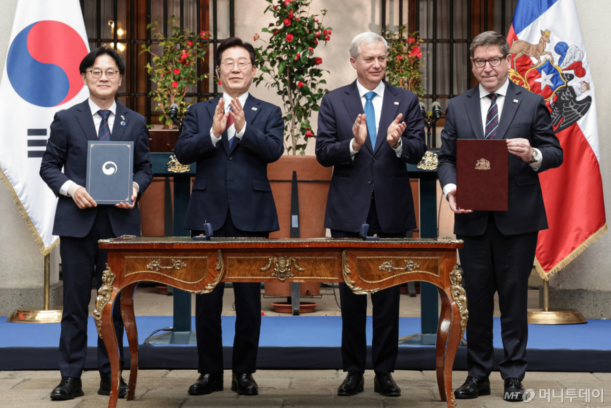 (산티아고(칠레)=뉴스1) 허경 기자 = 김정관 산업통상부 장관과 다니엘 마스 발데스 칠레 광업부 장관이 30일(현지시간) 산티아고 대통령궁에서 이재명 대통령과 호세 안토니오 카스트 대통령이 임석한 가운데 광물자원 파트너십 양해각서를 체결한 후 기념촬영을 하고 있다. 2026.7.31/뉴스1 Copyright © 뉴스1. All rights reserved. 무단 전재 및 재배포, AI학습 이용 금지. /사진=(산티아고(칠레)=뉴스1) 허경 기자