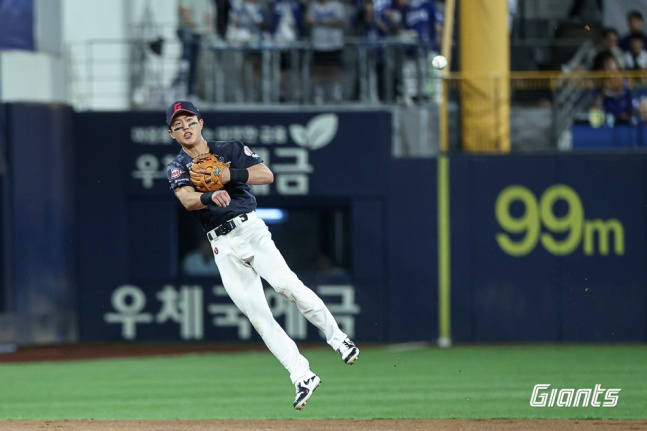 전민재가 유격수 수비를 하고 있다. /사진=롯데 자이언츠 제공