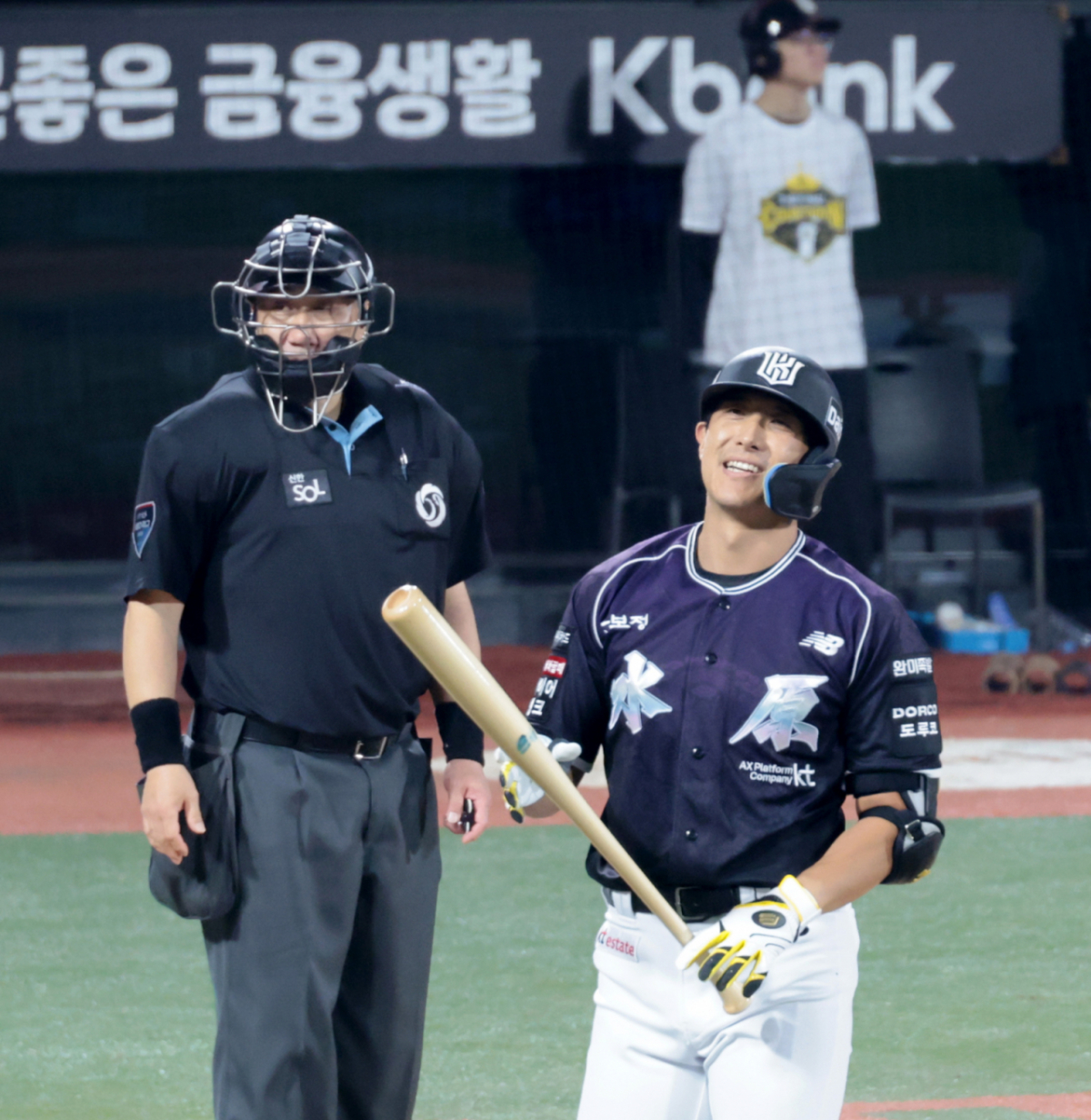 황재균이 은퇴경기에서 실제 타석에 섰다. 헛스윙 삼진을 당한 황재균이 타석이후 수비에도 참여하는 진풍경이 연출됐다. 13일 수원KT위즈파크에서 열리는 2026KBO리그 KT위즈와 롯데자이언츠 경기는 황재균의 은퇴식과 함께 했다. KT 주전3루수로 활약하다 지난해 은퇴를 선언한  황재균은  이날 은퇴 특별엔트리로 등록됐다.  2029.09.13. /사진=강영조 선임기자