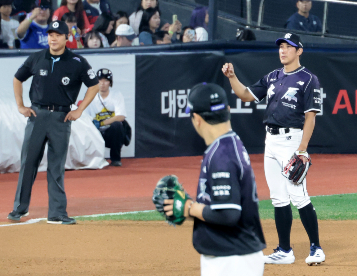 황재균이 은퇴경기에서 실제 타석에 섰다. 헛스윙 삼진을 당한 황재균이 타석이후 7회초 수비에도 참여하는 진풍경이 연출됐다.    13일 수원KT위즈파크에서 열리는 2026KBO리그 KT위즈와 롯데자이언츠 경기는 황재균의 은퇴식과 함께 했다. KT 주전3루수로 활약하다 지난해 은퇴를 선언한  황재균은  이날 은퇴 특별엔트리로 등록됐다.  2029.09.13. /사진=강영조 선임기자