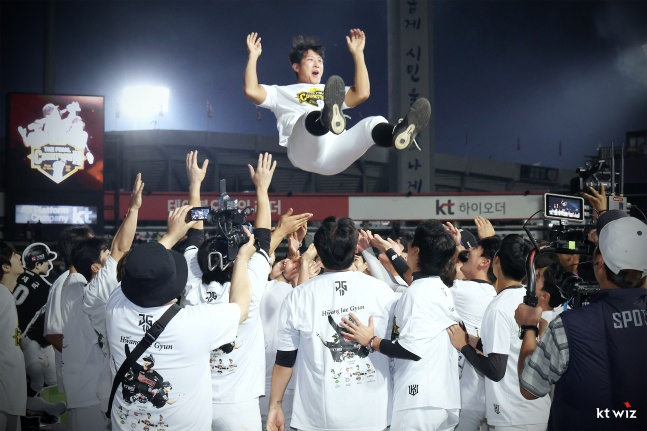 황재균이 13일 수원 롯데전을 마치고 열린 자신의 은퇴식 기념행사에서 헹가레를 받았다. /사진=KT 위즈 제공