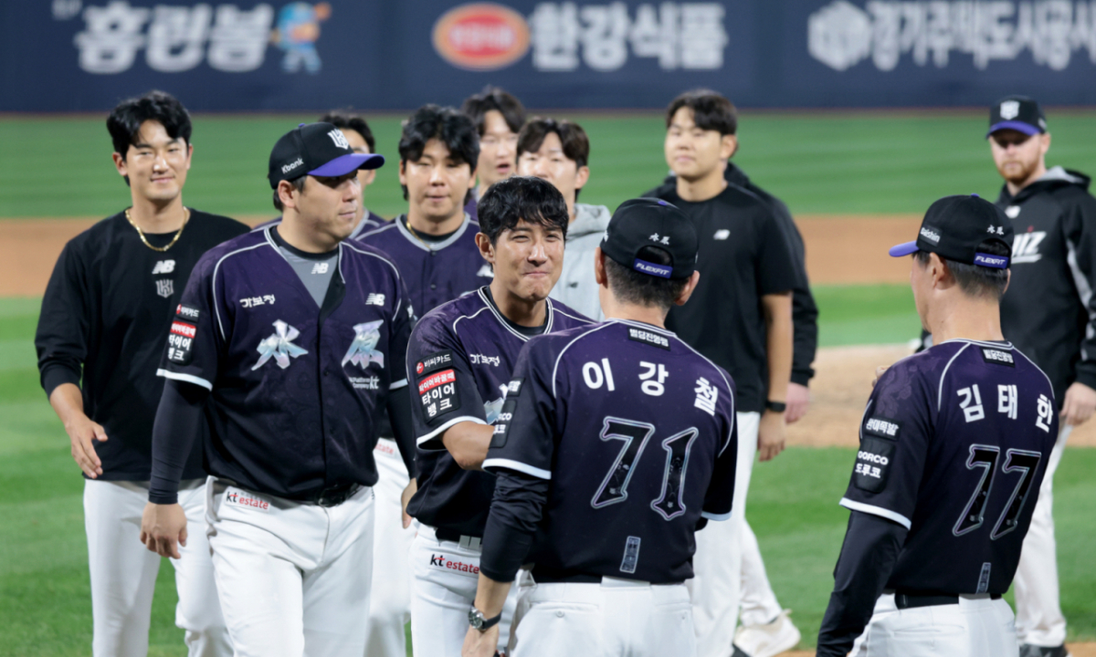 황재균이 13일 롯데전을 마친 후 열린 은퇴식에서 이강철 감독,  KT선수들과 작별을 고하고 있다. 13일 수원KT위즈파크에서 열리는 2026KBO리그 KT위즈와 롯데자이언츠 경기는 황재균의 은퇴식과 함께 했다. KT 주전3루수로 활약하다 지난해 은퇴를 선언한  황재균은  이날 은퇴 특별엔트리로 등록됐다.  2026.09.13. /사진=강영조 선임기자