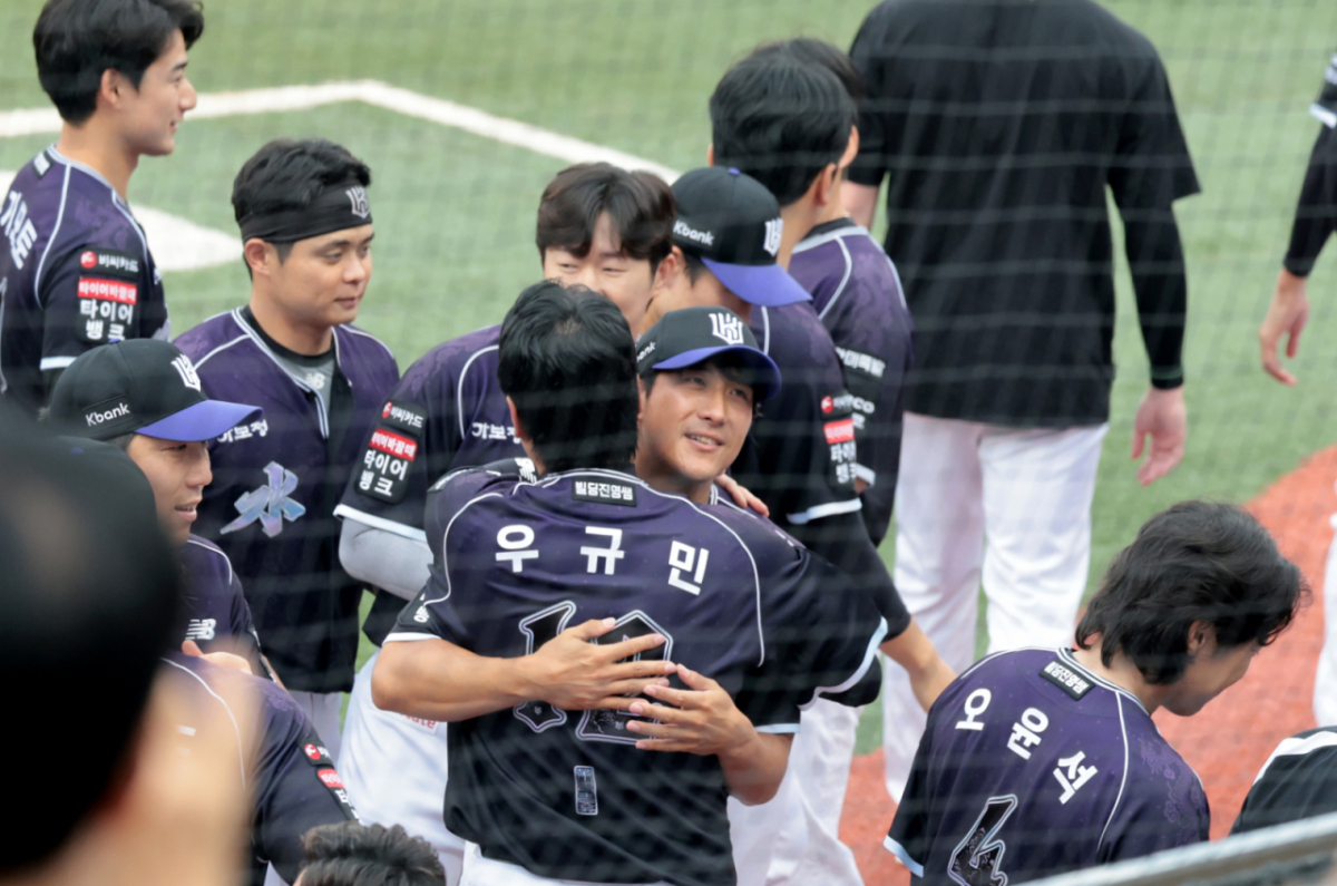 황재균의 은퇴식이 13일 수원KT위즈파크에서 열리는 2026KBO리그 KT위즈와 롯데자이언츠 경기를 앞두고 열렸다. KT 주전3루수로 활약하다 지난해 은퇴를 선언한  황재균은  이날 은퇴 특별엔트리로 등록됐다. 2026.09.13. /사진=강영조 선임기자