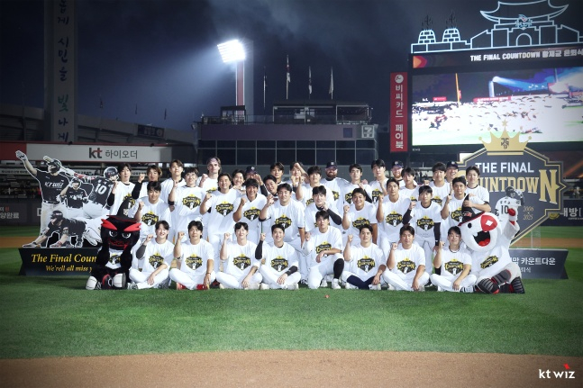 황재균이 13일 수원 롯데전을 마치고 열린 자신의 은퇴식 기념행사에서 KT 선수단과 마지막 사진을 남겼다. /사진=KT 위즈 제공