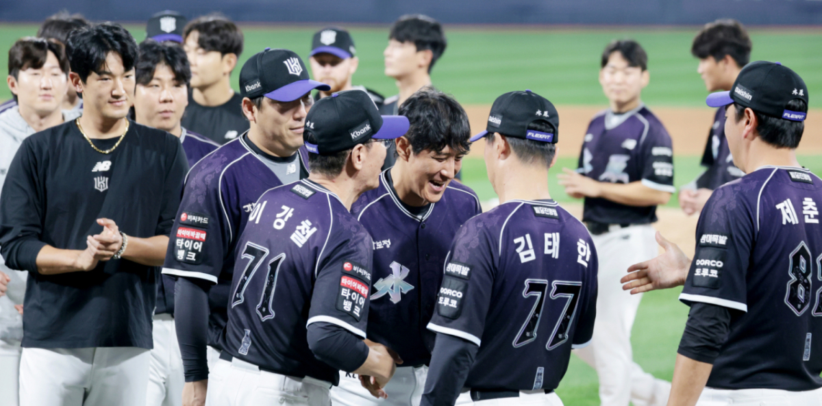 황재균이 13일 롯데전을 마친 후 열린 은퇴식에서 이강철 감독,  KT선수들과 작별을 고하고 있다. 13일 수원KT위즈파크에서 열리는 2026KBO리그 KT위즈와 롯데자이언츠 경기는 황재균의 은퇴식과 함께 했다. KT 주전3루수로 활약하다 지난해 은퇴를 선언한  황재균은  이날 은퇴 특별엔트리로 등록됐다.  2026.09.13. /사진=강영조 선임기자