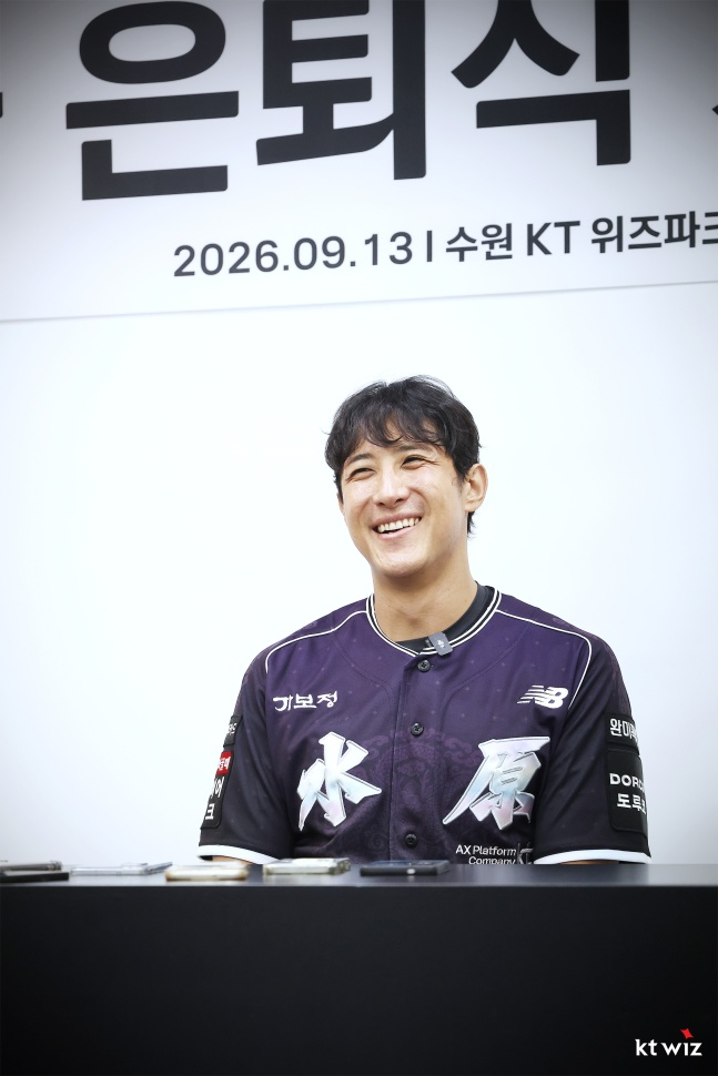 황재균이 13일 수원 롯데전을 앞두고 열린 자신의 은퇴식 기자회견에서 인터뷰하고 있다. /사진=KT 위즈 제공
