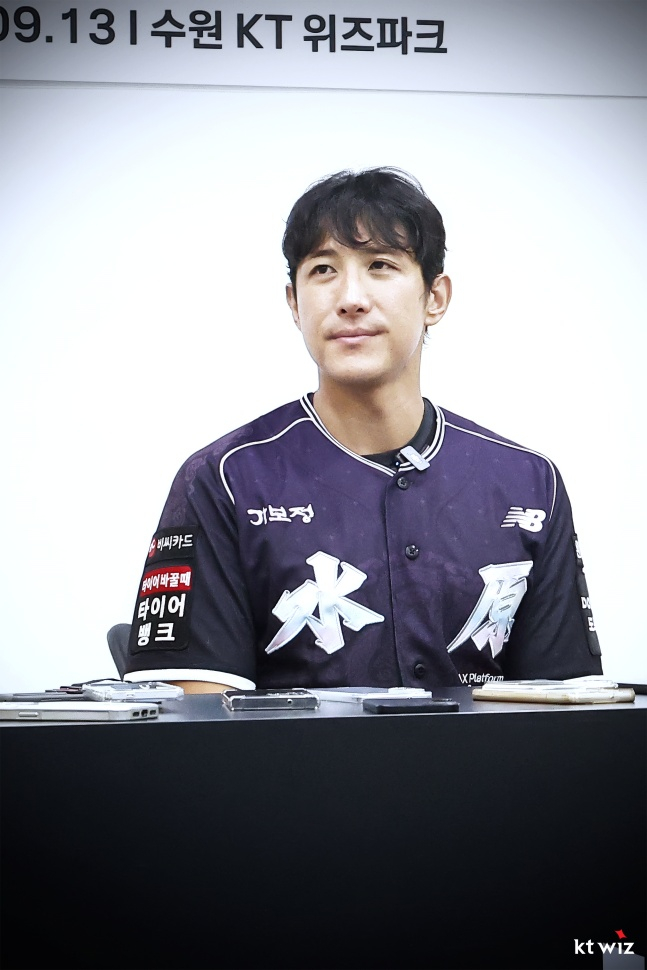 황재균이 13일 수원 롯데전을 앞두고 열린 자신의 은퇴식 기자회견에서 인터뷰하고 있다. /사진=KT 위즈 제공
