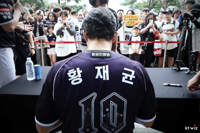 황재균이 13일 수원 롯데전을 앞두고 열린 자신의 은퇴식 행사에서 팬들에게 사인하고 있다. /사진=KT 위즈 제공