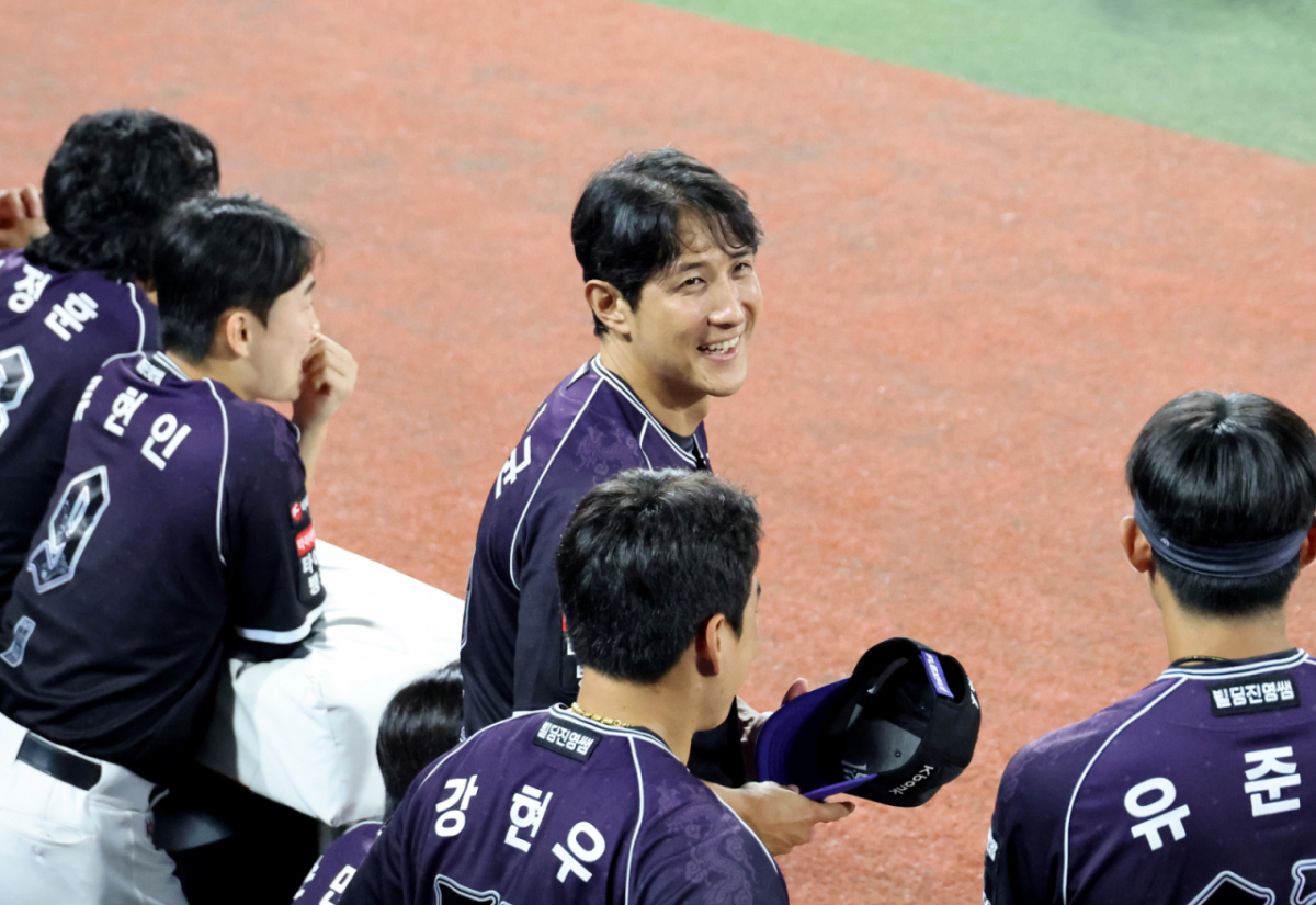 황재균이 은퇴경기에서 실제 타석에 섰다. 헛스윙 삼진을 당한 황재균이 타석이후 수비에도 참여하는 진풍경이 연출됐다. 황재균이나 현장의 팬들이나 잊을 수 없는 추억이 완성되는 순간이다. 13일 수원KT위즈파크에서 열리는 2026KBO리그 KT위즈와 롯데자이언츠 경기는 황재균의 은퇴식과 함께 했다. KT 주전3루수로 활약하다 지난해 은퇴를 선언한 황재균은 이날 은퇴 특별엔트리로 등록됐다. 2029.09.13. 헛스윙 삼진 당하는 순간이다. /사진=강영조 선임기자