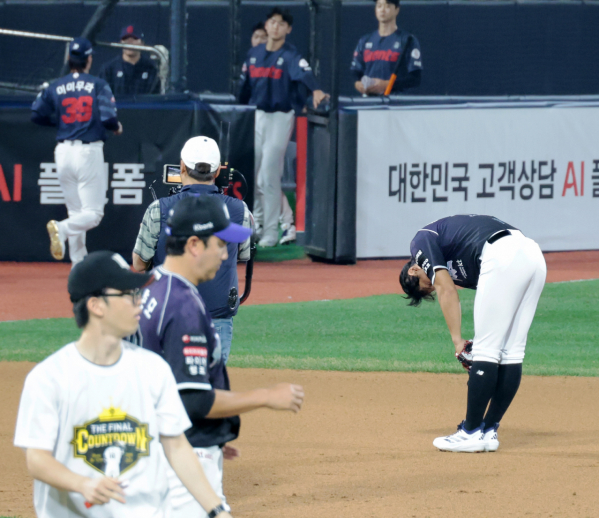 황재균이 은퇴경기에서 실제 타석에 섰다. 헛스윙 삼진을 당한 황재균이 타석이후 7회초 수비에도 참여하는 진풍경이 연출됐다. 13일 수원KT위즈파크에서 열리는 2026KBO리그 KT위즈와 롯데자이언츠 경기는 황재균의 은퇴식과 함께 했다. KT 주전3루수로 활약하다 지난해 은퇴를 선언한 황재균은 이날 은퇴 특별엔트리로 등록됐다. 2029.09.13. /사진=강영조 선임기자