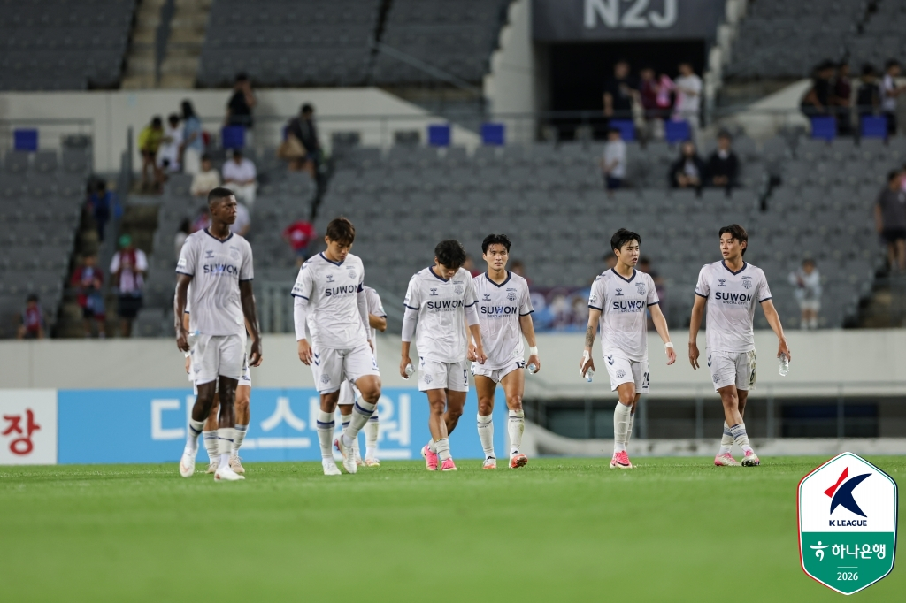 수원FC 선수단이 용인FC전 무승부 후 아쉬워하고 있다. /사진=한국프로축구연맹 제공
