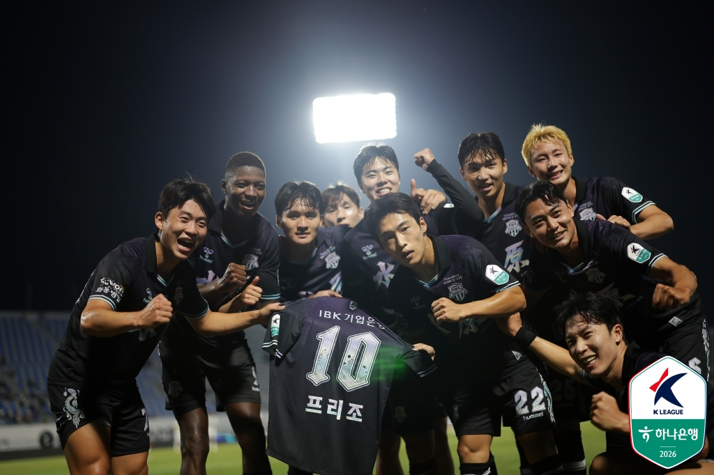 수원FC가 13일 오후 7시 수원종합운동장에서 열린 하나은행 K리그2 2026 26라운드 중 서재민의 선제골 후 부상으로 결장한 프리조의 유니폼을 들고 세리머니하고 있다. /사진=한국프로축구연맹 제공