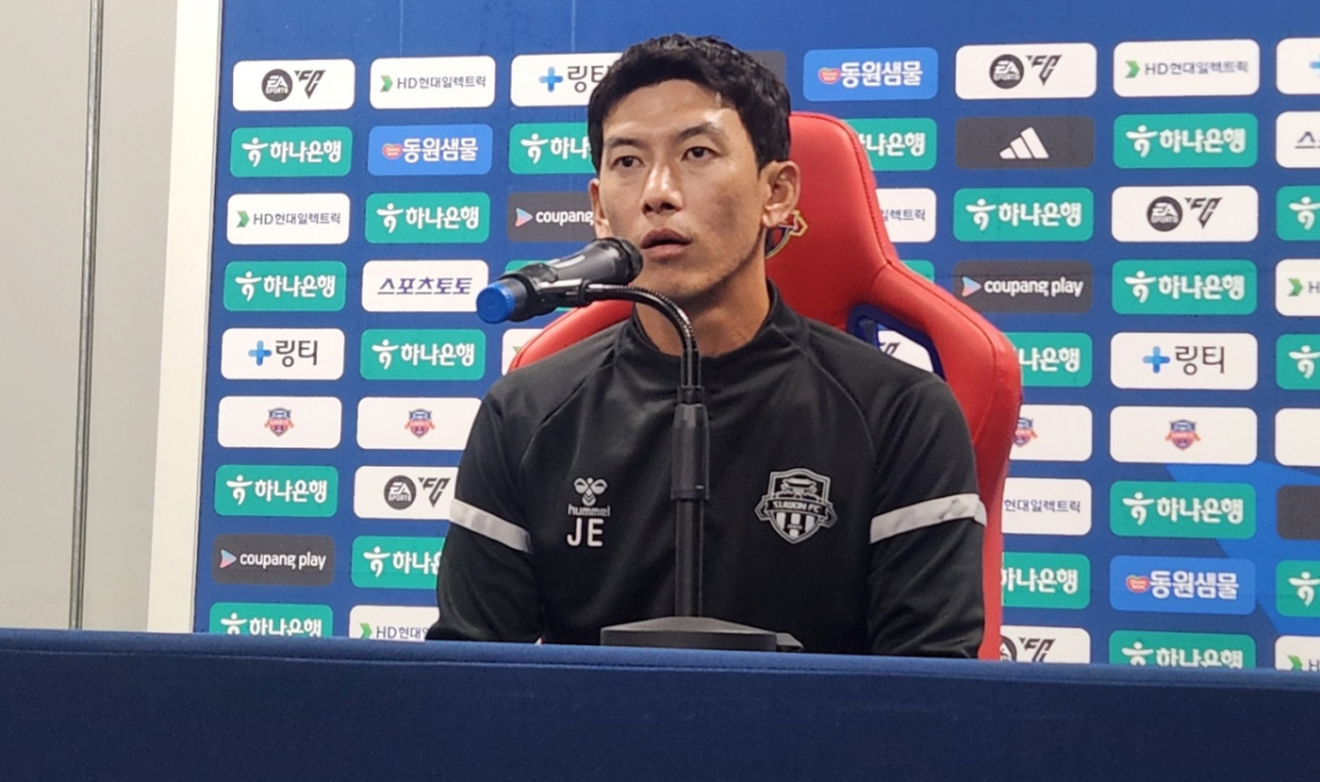 퇴장당한 박건하 수원FC 감독 대신 기자회견에 나선 오장은 수석코치. /사진=박건도 기자