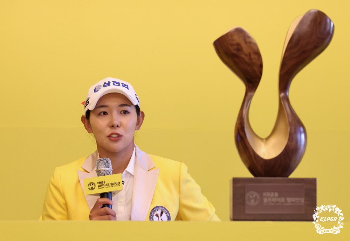우승자 인터뷰 중인 박보겸. /사진=KLPGA 제공