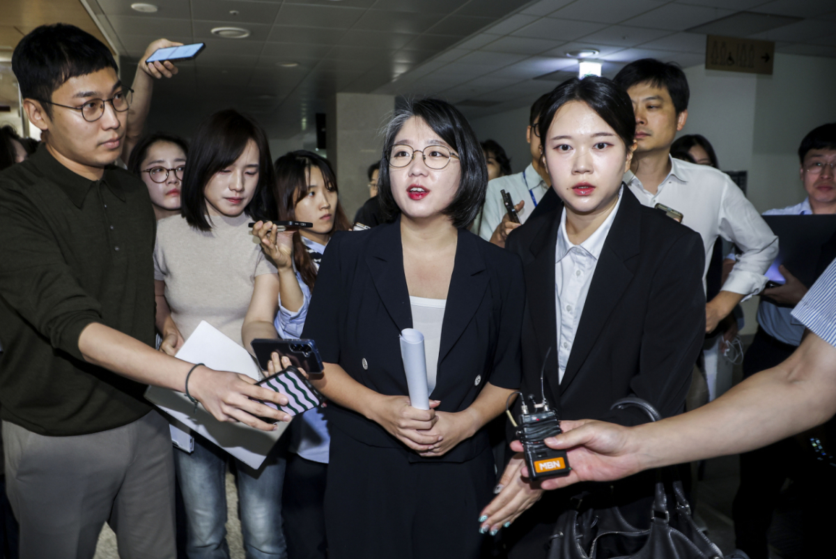 용혜인 성평등가족부 장관 후보자가 13일 서울 여의도 국회 소통관에서 장관 후보직 사퇴 기자회견을 마친 뒤 이동하며 취재진 질문을 듣고 있다. /사진=뉴시스