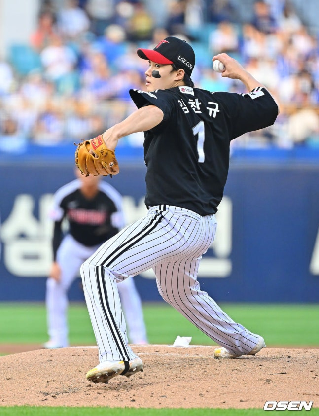 13일 투구하는 임찬규.