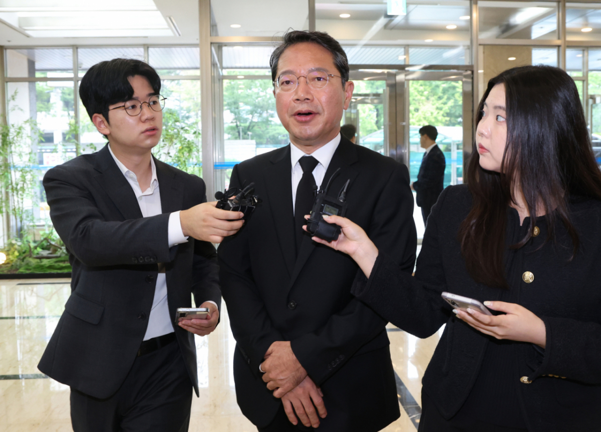 김승원 법무부 장관 후보자가 인사청문회를 하루 앞둔 14일 오전 서울 종로구에 마련된 청문회 준비사무실로 출근하며 기자들의 질문을 듣고 있다./사진=뉴시스
