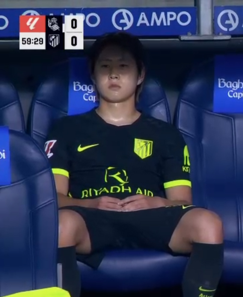 14일 스페인 산세바스티안의 에스타디오 아노에타에서 열린 2026~2027 스페인 프로축구 프리메라리가 5라운드 레알 소시에다드전에서 후반 15분 교체된 뒤 굳은 표정으로 앉아 있는 아틀레티코 마드리드 이강인의 모습. /사진=중계화면 캡처
