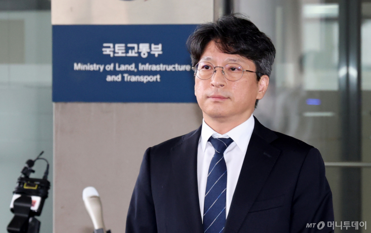 (세종=뉴스1) 김기남 기자 = 홍지선 국토교통부 장관 후보자가 31일 세종시 정부세종청사로 출근하며 취재진에게 장관 지명에 관한 소외를 밝히고 있다. 2026.8.31/뉴스1 Copyright © 뉴스1. All rights reserved. 무단 전재 및 재배포, AI학습 이용 금지. /사진=(세종=뉴스1) 김기남 기자
