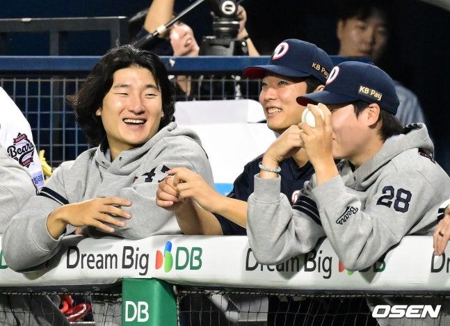 두산 곽빈(왼쪽부터)과 최민석이 13일 잠실 NC전에서 이야기를 하고 있다. /사진=OSEN