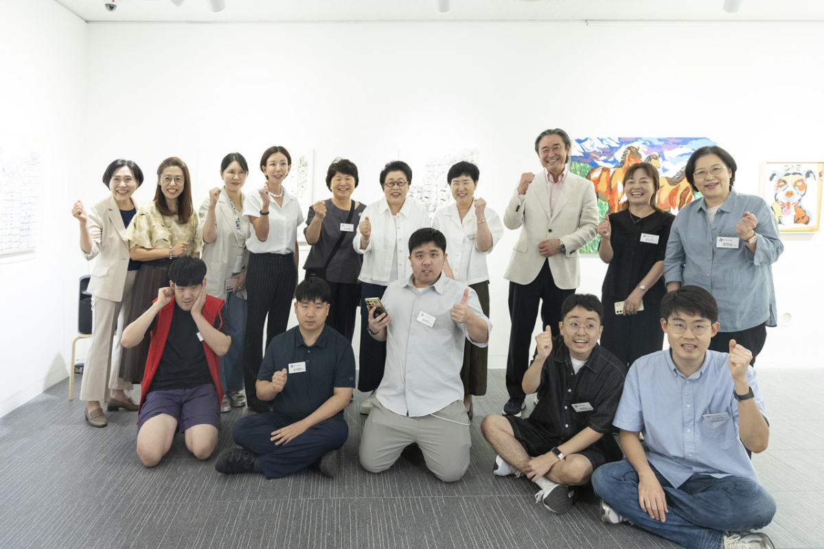'네오아트 포'(NEO-ART FOUR)와 공동으로 마련한 특별전시회 '다름을 잇는 예술, 함께 만드는 미래' 개막행사에서 참여자들이 기념촬영했다. /사진제공=상명대