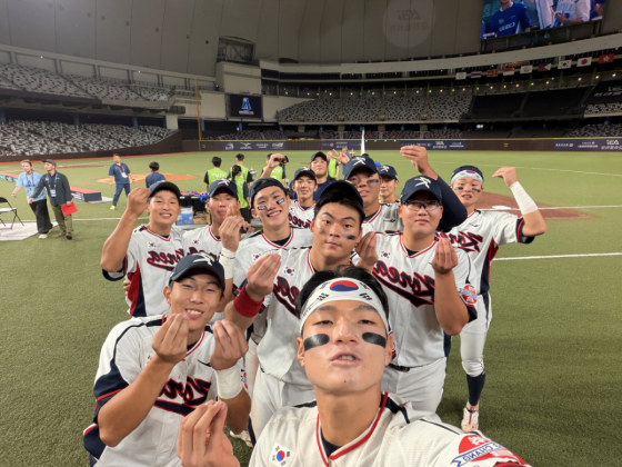 한국 18세 이하(U-18) 야구 대표팀 선수들이 우승 후 기념 셀카 촬영을 하고 있다. /사진=대한야구소프트볼협회 제공
