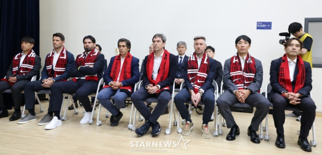 모레노 사단의 코칭 스태프  8인의 모습. /사진=김진경 대기자
