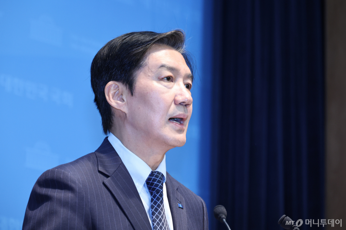 [서울=뉴시스] 김금보 기자 = 조국 조국혁신당 평택을 국회의원 재선거 후보가 20일 오전 서울 여의도 국회 소통관에서 공약발표 기자회견을 하고 있다. 2026.05.20.  /사진=김금보