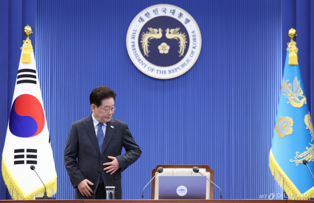 [서울=뉴시스] 김진아 기자= 이재명 대통령이 11일 청와대에서 열린 수석보좌관회의에 입장하고 있다. 2026.09.11. bluesoda@newsis.com /사진=김진아