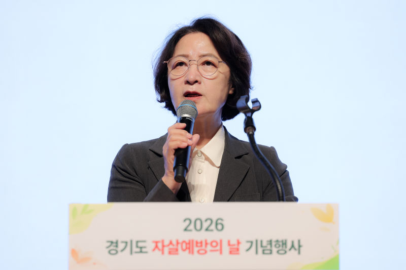 추미애 경기도지사가 '2026년 자살예방의 날 기념행사'에서 도내 자살사망률을 20% 낮추겠다는 생명안전 비전을 선포하고 있다./사진제공=경기도