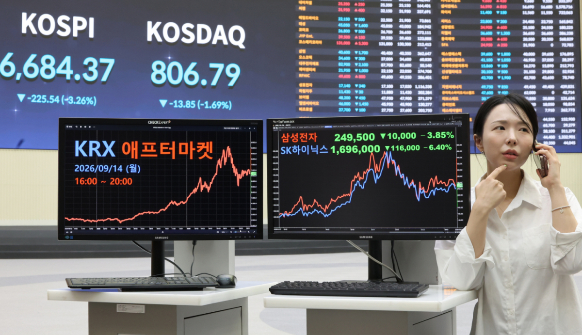 (서울=뉴스1) 김진환 기자 = 한국거래소(KRX)가 14일부터 오후 4시부터 8시까지 코스피·코스닥 시장을 대상으로 애프터마켓을 운영한다. 기존 오후 4~6시 10분 단위로 주문을 모아 체결하던 시간 외 단일가 매매는 폐지되고, 매수·매도 호가가 맞으면 즉시 체결되는 접속매매 방식으로 전환된다. 거래소 애프터마켓이 열리면서 투자자는 코스피·코스닥에 상장된 종목 대부분을 거래할 수 있게 됐다. 단 상장지수펀드(ETF)와 상장지수증권(ETN)은 거래대상에서 제외된다. 사진은 이날 오후 애프터마켓이 운영되고 있는 한국거래소. 2026.9.14/뉴스1 Copyright © 뉴스1. All rights reserved. 무단 전재 및 재배포, AI학습 이용 금지. /사진=(서울=뉴스1) 김진환 기자