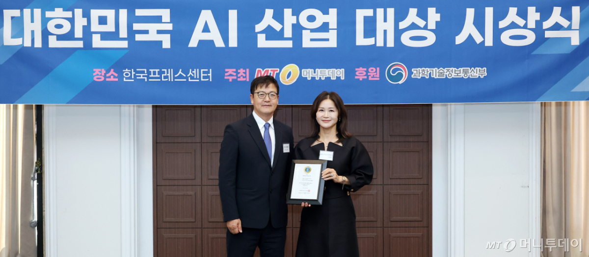피브이엔사이언스 도정화 대표(오른쪽)가 '2026 대한민국 AI 산업 대상' 수상 후 머니투데이 송기용 전무(왼쪽)와 기념 촬영을 하고 있다./사진=김창현 기자