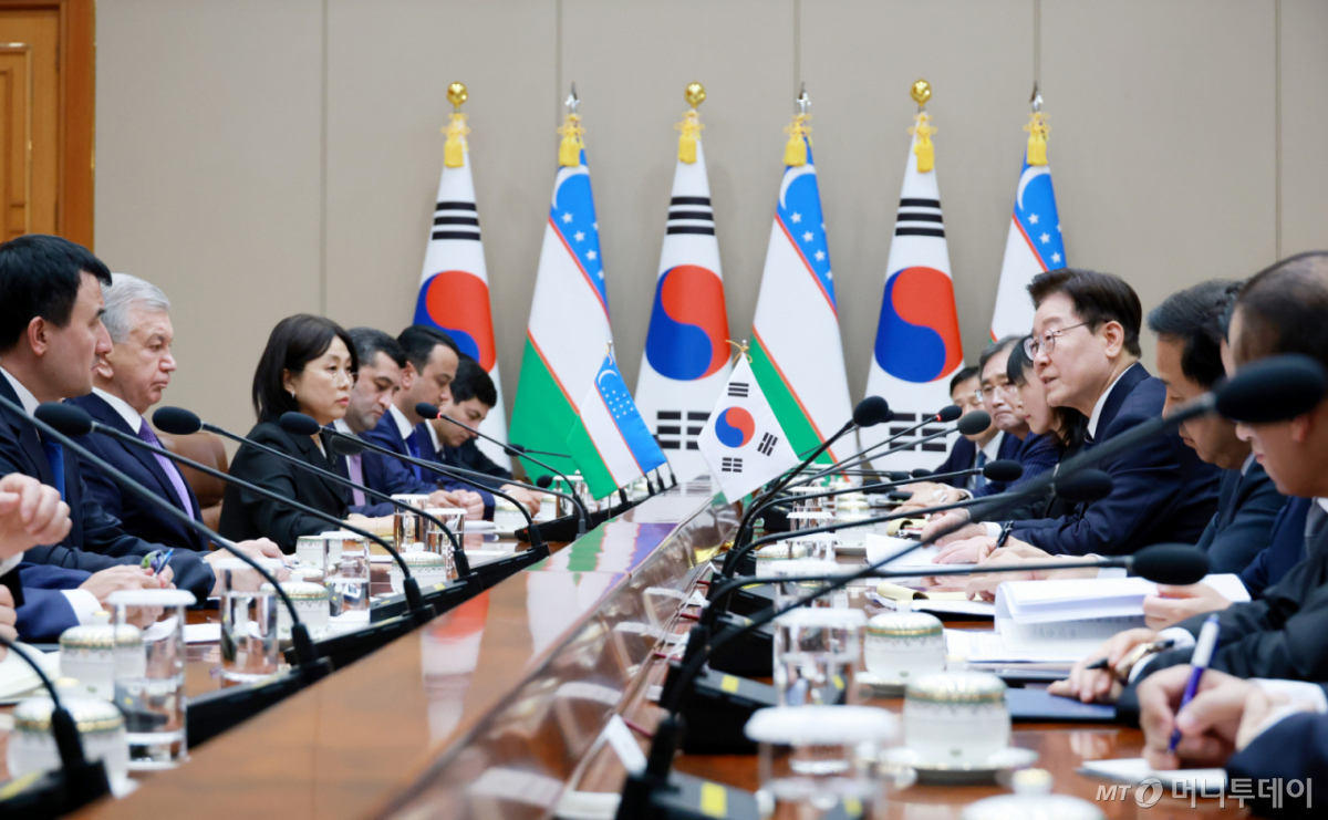 [서울=뉴시스] 조성봉 기자 = 이재명 대통령과 샤브카트 미르지요예프 우즈베키스탄 대통령이 14일 청와대에서 한-우즈베키스탄 정상회담을 하고 있다.2026.09.14. suncho21@newiss.com /사진=김진아