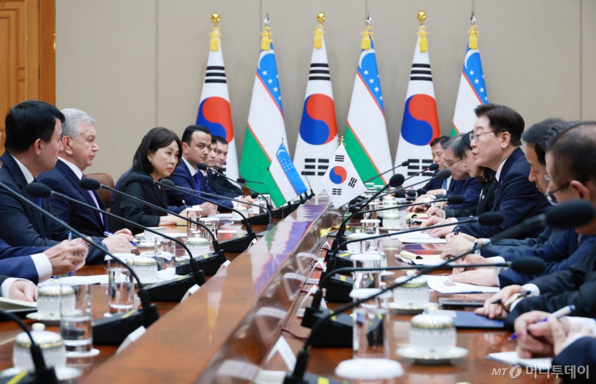 [서울=뉴시스] 조성봉 기자 = 이재명 대통령과 샤브카트 미르지요예프 우즈베키스탄 대통령이 14일 청와대에서 한-우즈베키스탄 정상회담을 하고 있다.2026.09.14. suncho21@newiss.com /사진=김진아