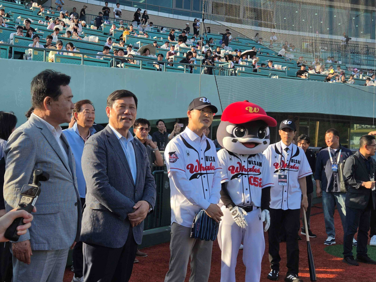 KBO 허구연(왼쪽에서 세 번째) 총재의 문수야구장 방문 모습. /사진=KBO 제공