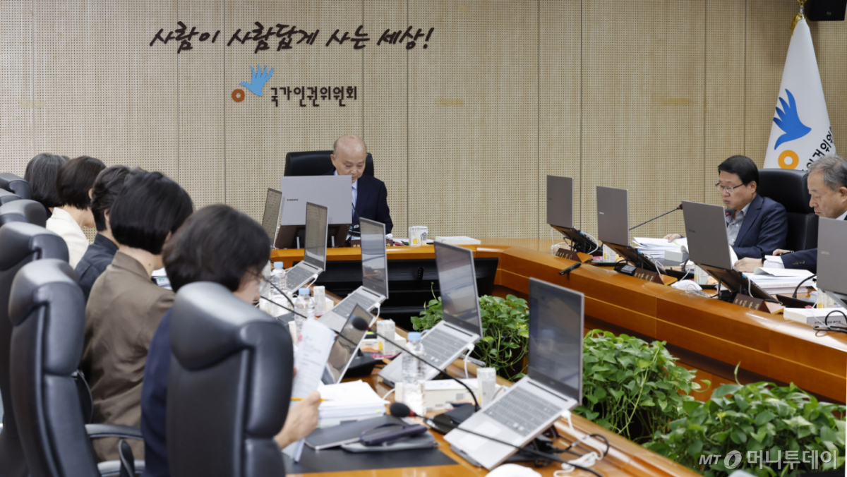 안창호 국가인권위원장이 14일 서울 중구 국가인권위원회 전원회의실에서 열린 제15차 전원위원회를 주재하고 있다./사진=뉴시스.
