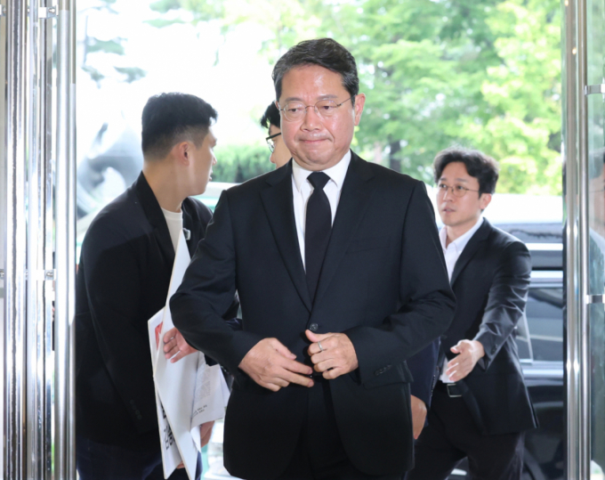 김승원 법무부 장관 후보자가 14일 오전 서울 종로구에 마련된 인사청문회 준비사무실로 출근하며 청년 유튜버들의 항의를 뒤로하고 옷깃을 여미고 있다. /사진=뉴시스.