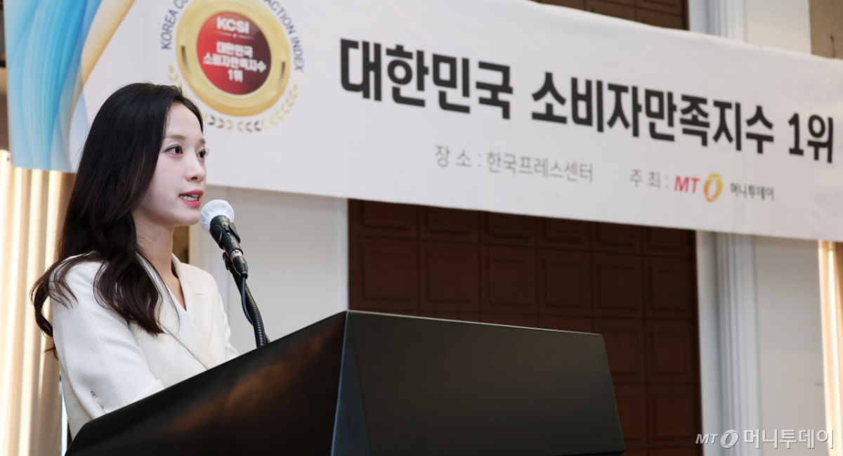 김고은 아나운서(더밝음엔터테인먼트)가 시상식 사회를 진행하고 있는 모습./사진=김창현 기자