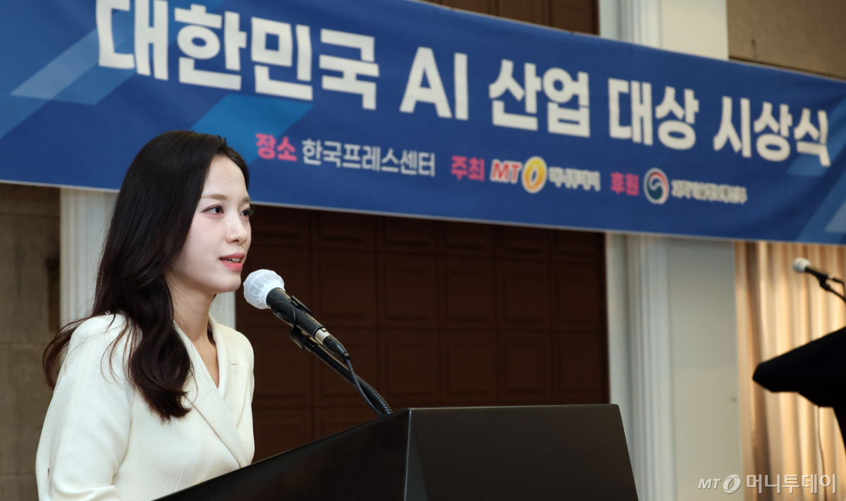 김고은 아나운서(더밝음엔터테인먼트)가 시상식 사회를 진행하고 있는 모습./사진=김창현 기자
