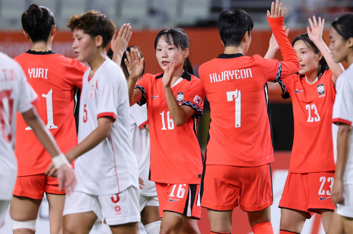 14일 오후 일본 오사카 나가이스타디움에서 열린 2026 아이치·나고야 아시안게임 여자축구 예선 F조 대한민국과 미얀마의 경기, 대한민국 장슬기가 골을 넣은 뒤 동료들과 기뻐하고 있다. /사진=뉴스1
