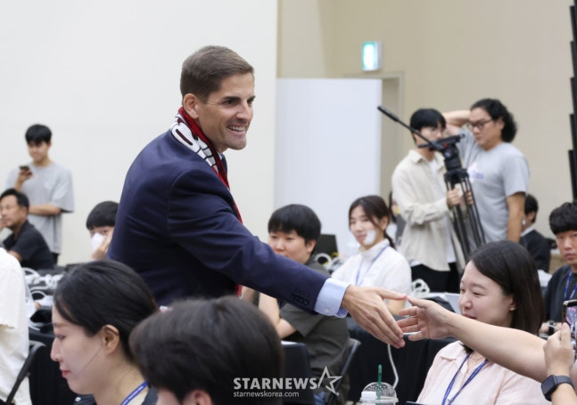 로베르트 모레노 감독이 취재진과 일일이 악수하고 있다. /사진=김진경 대기자