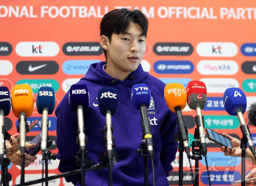 2026 FIFA 북중미 월드컵에 나서는 대한민국 축구 국가대표팀의 배준호가 18일 오후 인천국제공항 제2터미널에서 사전 캠프가 차려지는 미국 유타주 솔트레이크시티로 출국 전 취재진과 인터뷰를 하고 있다. /사진=뉴스1