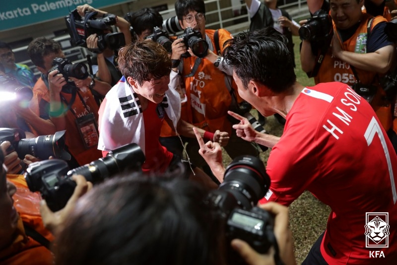 지난 2018 자카르타·팔렘방 아시안게임 남자축구 금메달을 차지한 뒤 기뻐하고 있는 황의조(왼쪽)와 손흥민. /사진=대한축구협회 제공
