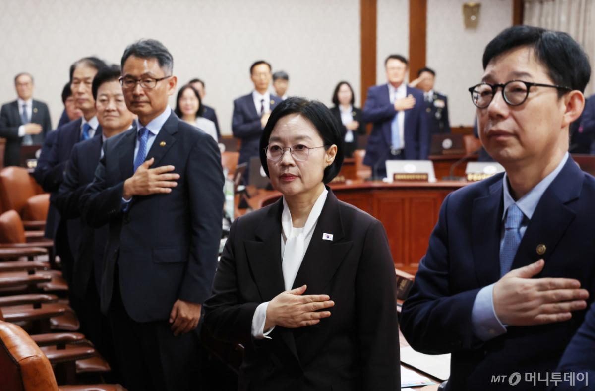 한성숙 국무총리와 국무위원들이 15일 오전 서울 종로구 정부서울청사에서 열린 국무회의에서 국민의례 하고 있다. /사진=뉴시스