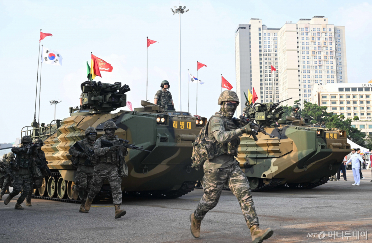(서울=뉴스1) = 15일 인천내항 8부두에서 거행된 제75주년 인천상륙작전 전승 기념식 상륙작전 재연행사에서 해병대 한국형 상륙돌격장갑차(KAAV)와 상륙군들이 행사장으로 진입하고 있다. (해군 제공) 2025.9.15/뉴스1 Copyright © 뉴스1. All rights reserved. 무단 전재 및 재배포, AI학습 이용 금지.